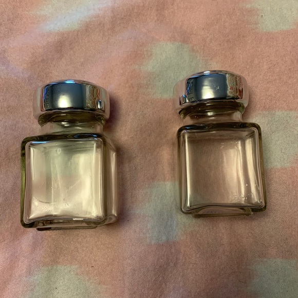 2 piece salt and pepper glass shakers - Picture 3 of 3